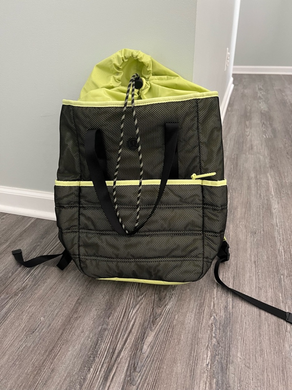 Lululemon Dash All Day Backpack Black / Lemon Vibe EUC